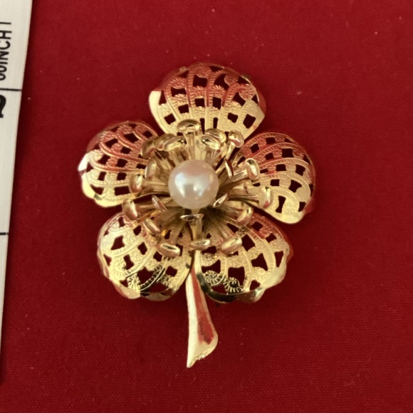 Gold tone with faux perle flower brooch - Picture 1 of 3